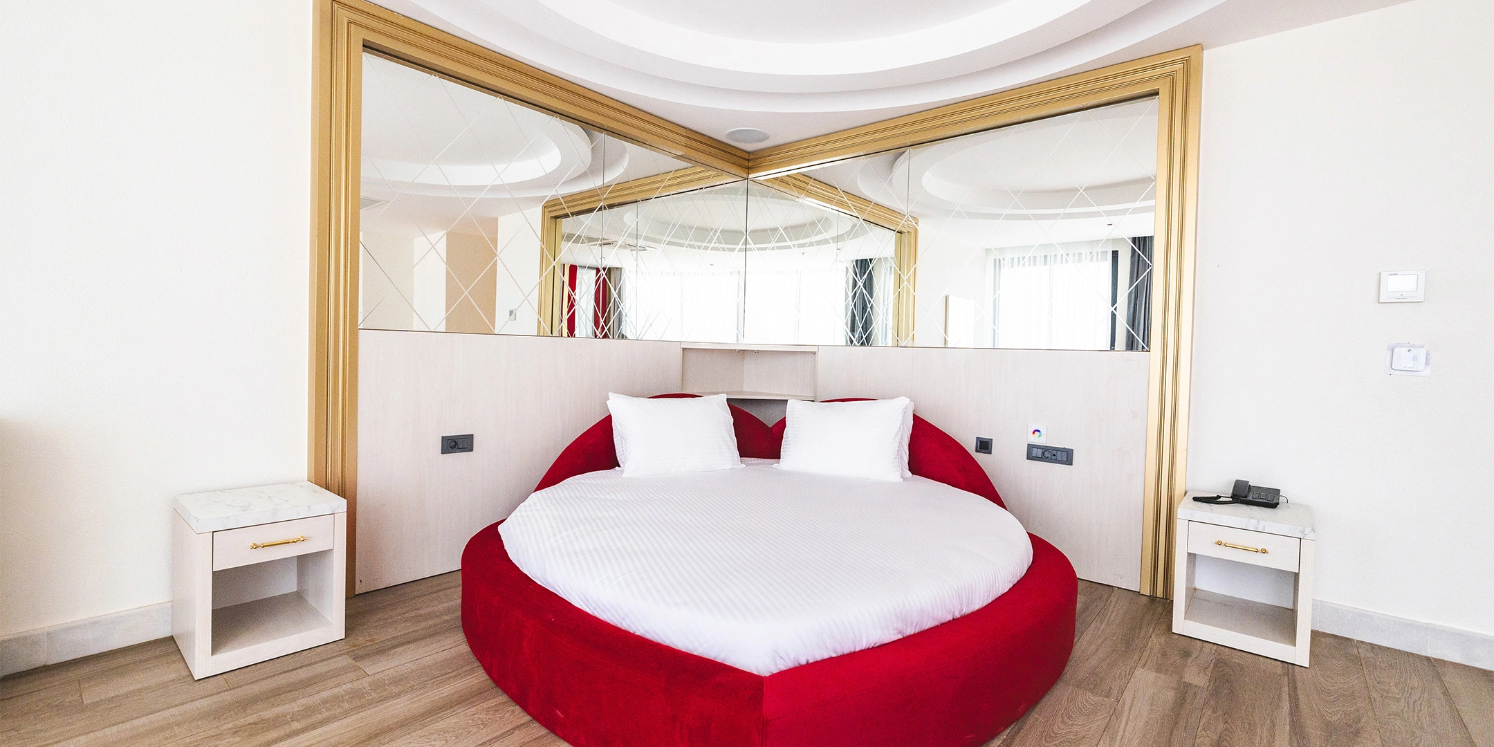 Deluxe Suite Kısmi Deniz Manzaralı - Yatak Odası